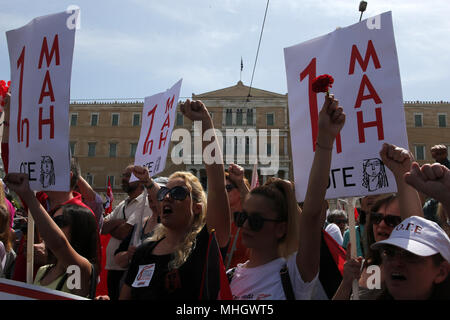 Athen, Griechenland. Mai, 2018. Arbeitnehmer shout Slogans während einer Sammlung der internationalen Arbeiter/innen-Tag in Athen, Griechenland, am 1. Mai 2018 Kennzeichnung. Tausende von griechischen Arbeiter marschierten im Zentrum von Athen und anderen Städten im ganzen Land am Dienstag, den Internationalen Tag der Arbeit zu markieren und zu harten Sparmaßnahmen protestiert seit Ausbruch der Schuldenkrise in 2010. Credit: Marios Lolos/Xinhua/Alamy leben Nachrichten Stockfoto