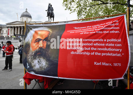 London, Großbritannien. 1. Mai 2018. Ein Karl Marx Banner ist während der jährlichen Tag der Kundgebung am internationalen Tag der Arbeit gesehen. Die Teilnehmer zogen durch die Londoner Innenstadt zu einer Kundgebung auf dem Trafalgar Square. Credit: Stephen Chung/Alamy leben Nachrichten Stockfoto