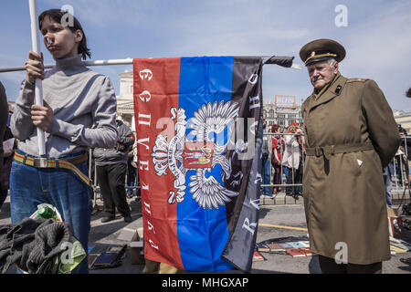 Moskau, Moskau, Russland. Mai, 2018. Veteran des Zweiten Weltkriegs sieht eine Flagge des Donezker People's autoproclaimed Republik Donbass während der Feiern zum 1. Mai in Moskau, Russland. Credit: Celestino Arce/ZUMA Draht/Alamy leben Nachrichten Stockfoto