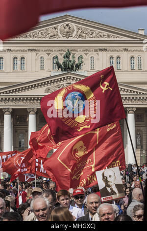 Moskau, Moskau, Russland. Mai, 2018. Comunist Fahnen in der Nähe des Bolschoi Theater während der Feiern zum 1. Mai in Moskau, Russland. Credit: Celestino Arce/ZUMA Draht/Alamy leben Nachrichten Stockfoto