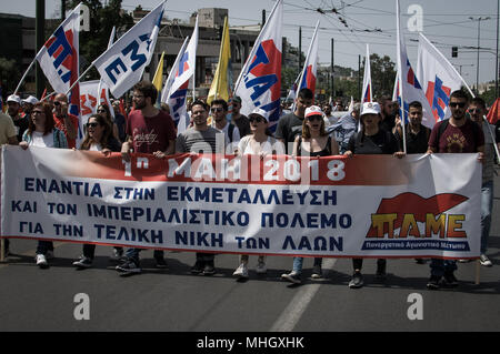 Athen, Griechenland. 1. Jan 2006. Die Demonstranten riefen Parolen und Holding Banner auf der Demonstration. Am 1. Mai, die Arbeiter Tag gefeiert wird. Es ist in der Tat die etablierten Feier der Rebellion von Chicago, war einer der Höhepunkte der Klassenkampf in der neuen Ära. Credit: Nikolas Joao Kokovlis/SOPA Images/ZUMA Draht/Alamy leben Nachrichten Stockfoto