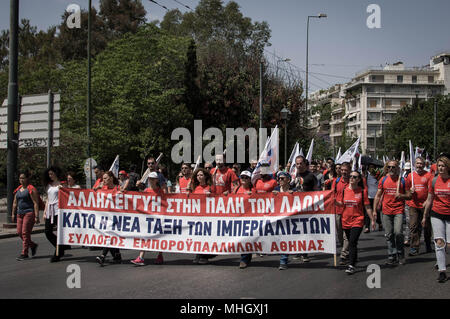 Athen, Griechenland. 1. Jan 2006. Die Demonstranten riefen Parolen und Holding Banner auf der Demonstration. Am 1. Mai, die Arbeiter Tag gefeiert wird. Es ist in der Tat die etablierten Feier der Rebellion von Chicago, war einer der Höhepunkte der Klassenkampf in der neuen Ära. Credit: Nikolas Joao Kokovlis/SOPA Images/ZUMA Draht/Alamy leben Nachrichten Stockfoto