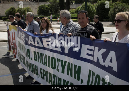 Athen, Griechenland. 1. Jan 2006. Die Demonstranten riefen Parolen und Holding Banner auf der Demonstration. Am 1. Mai, die Arbeiter Tag gefeiert wird. Es ist in der Tat die etablierten Feier der Rebellion von Chicago, war einer der Höhepunkte der Klassenkampf in der neuen Ära. Credit: Nikolas Joao Kokovlis/SOPA Images/ZUMA Draht/Alamy leben Nachrichten Stockfoto