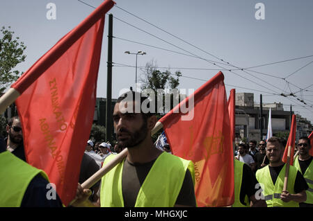 Athen, Griechenland. 1. Jan 2006. Die Demonstranten riefen Parolen und halten Fahnen auf der Demonstration. Am 1. Mai, die Arbeiter Tag gefeiert wird. Es ist in der Tat die etablierten Feier der Rebellion von Chicago, war einer der Höhepunkte der Klassenkampf in der neuen Ära. Credit: Nikolas Joao Kokovlis/SOPA Images/ZUMA Draht/Alamy leben Nachrichten Stockfoto