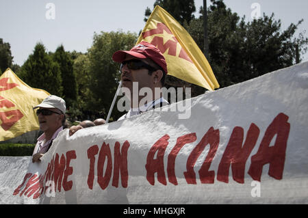 Athen, Griechenland. 1. Jan 2006. Demonstrant riefen Parolen an der Demonstration. Am 1. Mai, die Arbeiter Tag gefeiert wird. Es ist in der Tat die etablierten Feier der Rebellion von Chicago, war einer der Höhepunkte der Klassenkampf in der neuen Ära. Credit: Nikolas Joao Kokovlis/SOPA Images/ZUMA Draht/Alamy leben Nachrichten Stockfoto