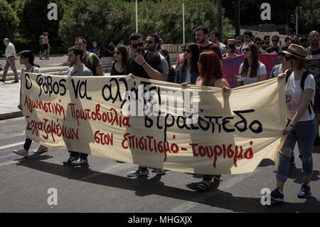 Athen, Griechenland. 1. Jan 2006. Die Demonstranten riefen Parolen und Holding Banner auf der Demonstration. Am 1. Mai, die Arbeiter Tag gefeiert wird. Es ist in der Tat die etablierten Feier der Rebellion von Chicago, war einer der Höhepunkte der Klassenkampf in der neuen Ära. Credit: Nikolas Joao Kokovlis/SOPA Images/ZUMA Draht/Alamy leben Nachrichten Stockfoto