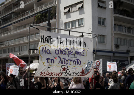 Athen, Griechenland. 1. Jan 2006. Die demonstranten gesehen halten ein Banner auf der Demonstration. Am 1. Mai, die Arbeiter Tag gefeiert wird. Es ist in der Tat die etablierten Feier der Rebellion von Chicago, war einer der Höhepunkte der Klassenkampf in der neuen Ära. Credit: Nikolas Joao Kokovlis/SOPA Images/ZUMA Draht/Alamy leben Nachrichten Stockfoto