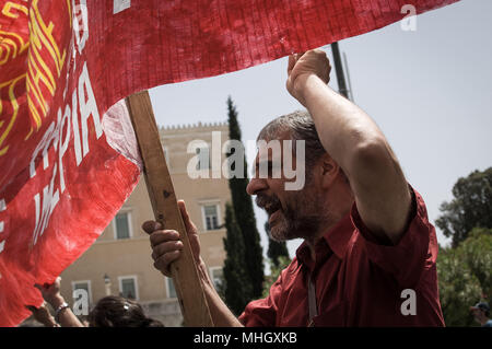 Athen, Griechenland. 1. Jan 2006. Demonstrant riefen Parolen an der Demonstration. Am 1. Mai, die Arbeiter Tag gefeiert wird. Es ist in der Tat die etablierten Feier der Rebellion von Chicago, war einer der Höhepunkte der Klassenkampf in der neuen Ära. Credit: Nikolas Joao Kokovlis/SOPA Images/ZUMA Draht/Alamy leben Nachrichten Stockfoto