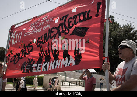 Athen, Griechenland. 1. Jan 2006. Die Demonstranten riefen Parolen und Holding Banner auf der Demonstration. Am 1. Mai, die Arbeiter Tag gefeiert wird. Es ist in der Tat die etablierten Feier der Rebellion von Chicago, war einer der Höhepunkte der Klassenkampf in der neuen Ära. Credit: Nikolas Joao Kokovlis/SOPA Images/ZUMA Draht/Alamy leben Nachrichten Stockfoto