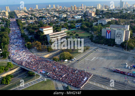 Havanna, Kuba. Mai, 2018. Lokale Menschen zur Teilnahme an einem Internationalen Tag der Arbeit in der Platz der Revolution, Havanna, Kuba, 1. Mai 2018 zu markieren. Credit: Joaquin Hernandez/Xinhua/Alamy leben Nachrichten Stockfoto