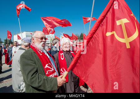 Tambow, Tambow, Russland. Mai, 2018. Der März der Mitglieder der Tambow Zweig der Kommunistischen Partei der Russischen Föderation, zu Ehren der Feiertag des Frühlings und der Arbeit (1. Mai 2018, die Stadt Tambow, Russland). Foto - Treffen von tambow Kommunisten am Leninplatz Credit: Aleksei Sukhorukov/ZUMA Draht/Alamy leben Nachrichten Stockfoto