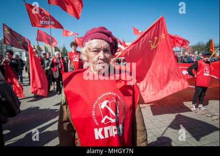 Tambow, Tambow, Russland. Mai, 2018. Der März der Mitglieder der Tambow Zweig der Kommunistischen Partei der Russischen Föderation, zu Ehren der Feiertag des Frühlings und der Arbeit (1. Mai 2018, die Stadt Tambow, Russland). Foto - Treffen von tambow Kommunisten am Leninplatz Credit: Aleksei Sukhorukov/ZUMA Draht/Alamy leben Nachrichten Stockfoto