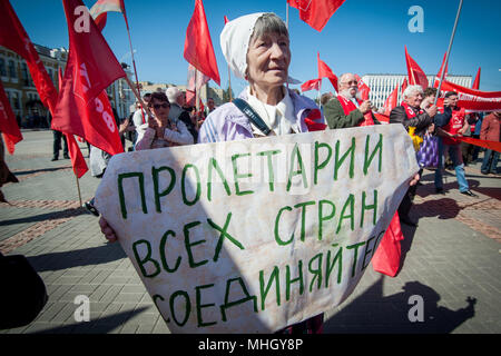 Tambow, Tambow, Russland. Mai, 2018. Der März der Mitglieder der Tambow Zweig der Kommunistischen Partei der Russischen Föderation, zu Ehren der Feiertag des Frühlings und der Arbeit (1. Mai 2018, die Stadt Tambow, Russland). Die Foto-Rally Tambow Kommunisten. Die Inschrift auf dem Plakat in Russian-Proletarians aller Länder vereinigen sich Credit: Aleksei Sukhorukov/ZUMA Draht/Alamy leben Nachrichten Stockfoto