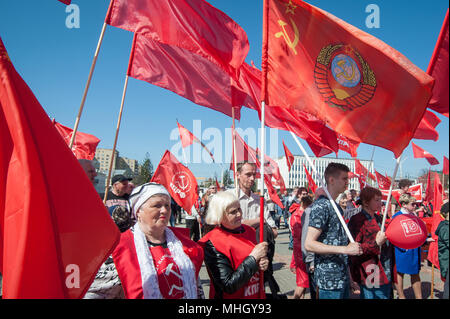 Tambow, Tambow, Russland. Mai, 2018. Der März der Mitglieder der Tambow Zweig der Kommunistischen Partei der Russischen Föderation, zu Ehren der Feiertag des Frühlings und der Arbeit (1. Mai 2018, die Stadt Tambow, Russland). Foto - Treffen von tambow Kommunisten am Leninplatz Credit: Aleksei Sukhorukov/ZUMA Draht/Alamy leben Nachrichten Stockfoto