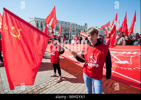 Tambow, Tambow, Russland. Mai, 2018. Der März der Mitglieder der Tambow Zweig der Kommunistischen Partei der Russischen Föderation, zu Ehren der Feiertag des Frühlings und der Arbeit (1. Mai 2018, die Stadt Tambow, Russland). In der Foto-Rally Tambow Kommunisten. Ein junger Mann mit einer roten Fahne mit dem Symbol der UDSSR - Hammer und Sichel. Credit: Aleksei Sukhorukov/ZUMA Draht/Alamy leben Nachrichten Stockfoto