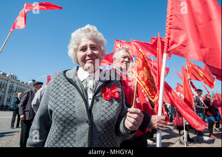 Tambow, Tambow, Russland. Mai, 2018. Der März der Mitglieder der Tambow Zweig der Kommunistischen Partei der Russischen Föderation, zu Ehren der Feiertag des Frühlings und der Arbeit (1. Mai 2018, die Stadt Tambow, Russland). Foto - Treffen von tambow Kommunisten am Leninplatz Credit: Aleksei Sukhorukov/ZUMA Draht/Alamy leben Nachrichten Stockfoto