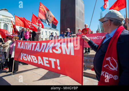 Tambow, Tambow, Russland. Mai, 2018. Der März der Mitglieder der Tambow Zweig der Kommunistischen Partei der Russischen Föderation, zu Ehren der Feiertag des Frühlings und der Arbeit (1. Mai 2018, die Stadt Tambow, Russland). Die Foto-Rally Tambow Kommunisten. Die Inschrift auf dem Plakat in Russian-Capitalism tötet Credit: Aleksei Sukhorukov/ZUMA Draht/Alamy leben Nachrichten Stockfoto