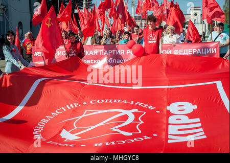 Tambow, Tambow, Russland. Mai, 2018. Der März der Mitglieder der Tambow Zweig der Kommunistischen Partei der Russischen Föderation, zu Ehren der Feiertag des Frühlings und der Arbeit (1. Mai 2018, die Stadt Tambow, Russland). In der Spalte "Foto" "tambow Kommunisten gegen die Flagge der Kommunistischen Partei Credit: Aleksei Sukhorukov/ZUMA Draht/Alamy leben Nachrichten Stockfoto