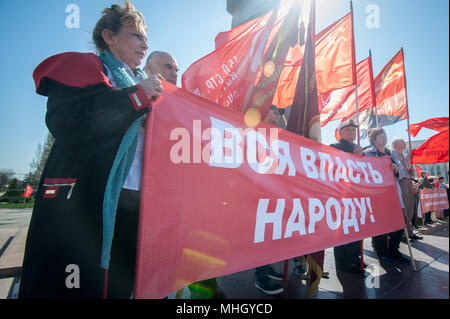 Tambow, Tambow, Russland. Mai, 2018. Der März der Mitglieder der Tambow Zweig der Kommunistischen Partei der Russischen Föderation, zu Ehren der Feiertag des Frühlings und der Arbeit (1. Mai 2018, die Stadt Tambow, Russland). Die Foto-Rally Tambow Kommunisten. Die Inschrift auf dem Plakat in Russian-All Macht an das Volk. Credit: Aleksei Sukhorukov/ZUMA Draht/Alamy leben Nachrichten Stockfoto