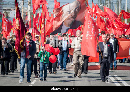 Tambow, Tambow, Russland. Mai, 2018. Der März der Mitglieder der Tambow Zweig der Kommunistischen Partei der Russischen Föderation, zu Ehren der Feiertag des Frühlings und der Arbeit (1. Mai 2018, die Stadt Tambow, Russland). Die Foto-Rally Tambow Kommunisten. Credit: Aleksei Sukhorukov/ZUMA Draht/Alamy leben Nachrichten Stockfoto