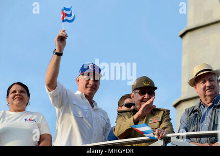 Havanna, Kuba. Mai, 2018. Kubas Regierungspartei Führer Raul Castro (2., R) und Präsident Miguel Diaz-Canel (2., L) Teilnahme an einer Veranstaltung feiert den Internationalen Tag der Arbeit auf dem Platz der Revolution, Havanna, Kuba, 1. Mai 2018 zu markieren. Credit: Joaquin Hernandez/Xinhua/Alamy leben Nachrichten Stockfoto