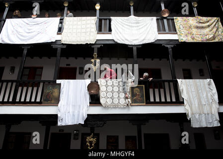 Granada, Spanien. Mai, 2018. Leute verzieren mit Schals und Gemälde der Heiligen die ''Corrala de Santiago' 'es die Vorbereitung für die kommende ''Dia de la Cruz''. 'El Stil-a de la Cruz'' oder 'DÃ-a de las Cruces'' ist eines der schönsten Feste in Granada. Jeder dritte Mai viele Straßen, Plätze und Terrassen zeigen Altäre mit Kreuzen geschmückt mit Blumen zum Heiligen Kreuz zu gedenken. Credit: Carlos Gil/SOPA Images/ZUMA Draht/Alamy leben Nachrichten Stockfoto