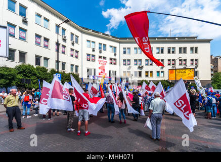 Warschau, Polen. Mai, 2018. Menschen nehmen an der Tag der Demonstration von der arbeitenden Bevölkerung organisiert, ihre Gewerkschaften und linke Parteien der internationalen Arbeiter/innen-Tag zu kennzeichnen. Credit: dario Fotografie/Alamy leben Nachrichten Stockfoto