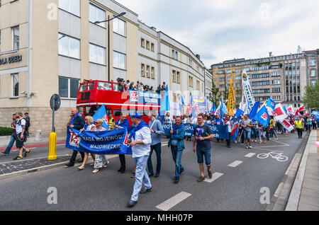 Warschau, Polen. Mai, 2018. Menschen nehmen an der Tag der Demonstration von der arbeitenden Bevölkerung organisiert, ihre Gewerkschaften und linke Parteien der internationalen Arbeiter/innen-Tag zu kennzeichnen. Credit: dario Fotografie/Alamy leben Nachrichten Stockfoto