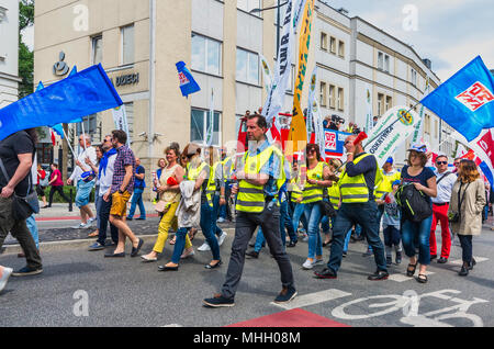 Warschau, Polen. Mai, 2018. Menschen nehmen an der Tag der Demonstration von der arbeitenden Bevölkerung organisiert, ihre Gewerkschaften und linke Parteien der internationalen Arbeiter/innen-Tag zu kennzeichnen. Credit: dario Fotografie/Alamy leben Nachrichten Stockfoto