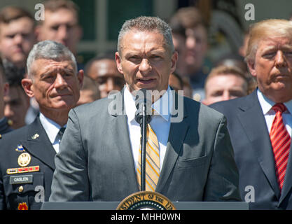 Head Coach Jeff Monken macht Erläuterungen als Präsidenten der Vereinigten Staaten Donald J. Trumpf präsentiert der Commander-in-chief's Trophy an die US-Militärakademie Fußballmannschaft im Rosengarten des Weißen Hauses in Washington, DC am Dienstag, den 1. Mai 2018. Der Commander-in-chief's Trophy ist für den Gewinner des jährlichen Army-Navy Fußball Spiel, welches am Lincoln Financial Field in Philadelphia, Pennsylvania, am 9. Dezember 2017 gespielt wurde. Die Armee schwarzen Ritter schlagen die Navy Midshipmen 14 - 13. Credit: Ron Sachs/CNP/MediaPunch Stockfoto