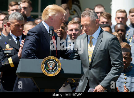 Präsidenten der Vereinigten Staaten Donald J. Trumpf grüßt Head Coach Jeff Monken, wie er der Kommandant präsentiert-in-chief's Trophy an die US-Militärakademie Fußballmannschaft im Rosengarten des Weißen Hauses in Washington, DC am Dienstag, den 1. Mai 2018. Der Commander-in-chief's Trophy ist für den Gewinner des jährlichen Army-Navy Fußball Spiel, welches am Lincoln Financial Field in Philadelphia, Pennsylvania, am 9. Dezember 2017 gespielt wurde. Die Armee schwarzen Ritter schlagen die Navy Midshipmen 14 - 13. Credit: Ron Sachs/CNP/MediaPunch Stockfoto