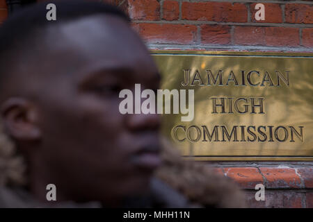 London UK 1 Mai 2018 Demonstranten fordern Ende der jamaikanischen Deportation Charter Flüge außerhalb der Hohen Kommission von Jamaika in London. Credit: Thabo Jaiyesimi/Alamy leben Nachrichten Stockfoto