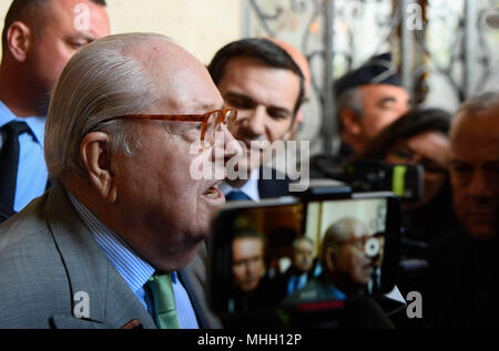 Paris, Frankreich. Mai, 2018. Jean-Marie Le Pen an der Statue von Jeanne d'Arc während einem Tag in Paris, Frankreich Am 1. Mai 2018 Quelle: Avenir Bilder/Alamy leben Nachrichten Stockfoto
