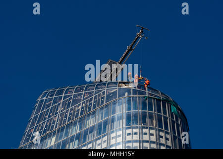 London, Großbritannien. Mai, 2018. Arbeitnehmer profitieren Sie von der klaren ruhigen Wetter in London auf der Außenseite der neuen Apartment Block an Nummer 1 Blackfriars im Zentrum von London zu arbeiten. Der blaue Himmel über der Hauptstadt ermöglichen Bauarbeiter oder Rigger auf der Außenseite eines sehr hohen neuen Gebäude an Nummer eins Blackfriars zu arbeiten. Schweren Kopf für Höhen als Arbeiter von außen hängen und zu einem neuen Block der Apartments im Zentrum von London. Quelle: Steve Hawkins Fotografie/Alamy leben Nachrichten Stockfoto