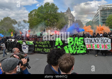 Paris, Frankreich. 1. Mai 2018. Paris Polizei kollidieren mit den Demonstranten als Demonstrationen gewaltsam drehen. Credit: Peter Manning/Alamy leben Nachrichten Stockfoto