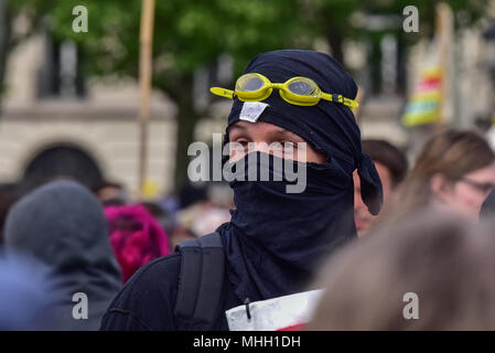 Paris, Frankreich. 1. Mai 2018. Paris Polizei kollidieren mit den Demonstranten als Demonstrationen gewaltsam drehen. Credit: Peter Manning/Alamy leben Nachrichten Stockfoto