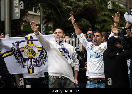 Madrid, Spanien. Mai, 2018. Fans von Real Madrid im Santiago Bernabeu Stadium vor Champions League Spiel gegen den FC Bayern München, in Madrid, Spanien. Credit: Marcos del Mazo/Alamy leben Nachrichten Stockfoto