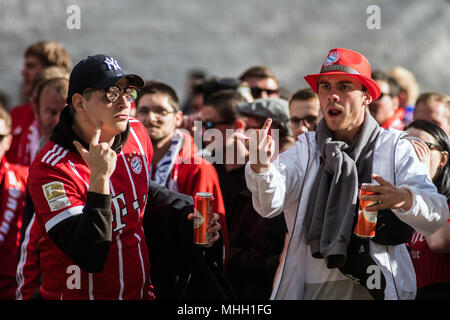 Madrid, Spanien. Mai, 2018. Fc Bayern München Fans im Stadion Santiago Bernabeu vor Champions League Spiel gegen Real Madrid in Madrid, Spanien. Credit: Marcos del Mazo/Alamy leben Nachrichten Stockfoto