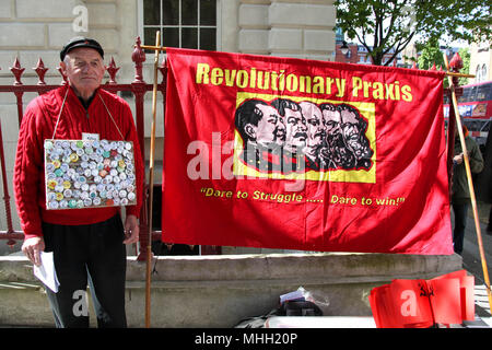 London, Großbritannien. 1. Mai 2018. Demonstrant mit Kommunistischen Flagge auf der Mayday Credit: Alex Cavendish/Alamy leben Nachrichten Stockfoto