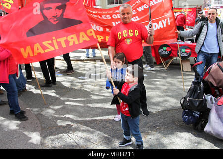 London, Großbritannien. 1. Mai 2018. Kind mit Partizan Flagge Credit: Alex Cavendish/Alamy leben Nachrichten Stockfoto