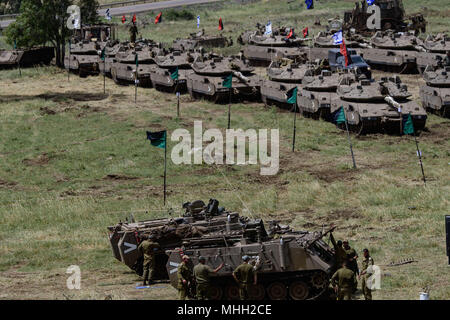 (180501) - GOLANHÖHEN, Mai 1, 2018 (Xinhua) - die israelischen Truppen an einer militärischen Drill in der Israelischen - beigefügten Golanhöhen, Mai 1, 2018. Die Israelischen Verteidigungskräfte (IDF) sagte, dass die Übung war im Voraus als Teil der jährlichen Ausbildung Bohrer geplant und soll die Fähigkeit und die Bereitschaft der Kräfte zu erhalten. (Xinhua / ayal Margolin - jini) Stockfoto