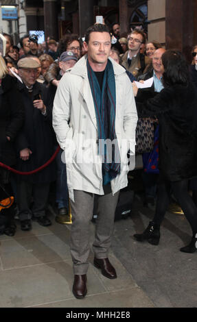 London, UK, 1. Mai, 2018. Luke Evans besucht Schach musikalische öffnung Nacht im London Coliseum Credit: WFPA/Alamy leben Nachrichten Stockfoto