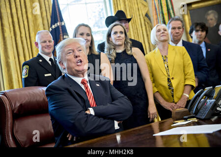 Washington, USA. Mai 1, 2018 - Präsident Donald Trump Washington, District of Columbia, USA - United States antwortet auf eine Frage beim Treffen mit Mannschaft und Passagiere von Southwest Airlines Co. Flug 1380 im Oval Office des Weißen Hauses. Ein Motor auf dem Flug 1380 von Südwesten, einer Boeing Co.737-700 für Dallas aus New York's LaGuardia Airport gebunden, explodierte und eine Notlandung am 17. April senden Splitter in die Ebene und das Töten eines Pkw in der Nähe von einem Fenster sitzen. Credit: Andreas Harrer/CNP/ZUMA Draht/Alamy leben Nachrichten Stockfoto