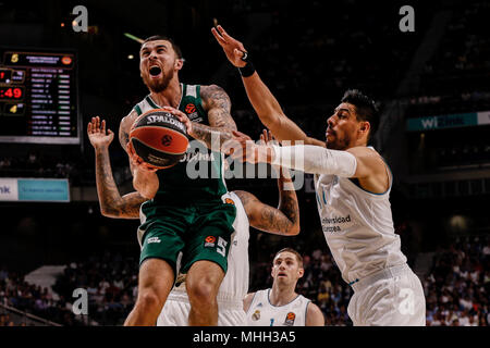 Wizink Center, Madrid, Spanien. 25 Apr, 2018. Turkish Airlines Euroleague Basketball, Real Madrid gegen Panathinaikos Athen Baloncesto Superfoods; Mike James (Panathinaikos BC) zurück, die von der Verteidigung von Gustavo Ayon (Real Madrid) Baloncesto Credit: Aktion plus Sport/Alamy leben Nachrichten Stockfoto