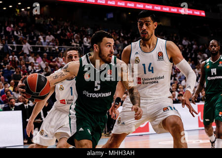 Wizink Center, Madrid, Spanien. 25 Apr, 2018. Turkish Airlines Euroleague Basketball, Real Madrid gegen Panathinaikos Athen Baloncesto Superfoods; Mike James (Panathinaikos BC) bringt den Ball nach vorne Credit: Aktion plus Sport/Alamy leben Nachrichten Stockfoto