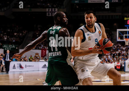 Wizink Center, Madrid, Spanien. 25 Apr, 2018. Turkish Airlines Euroleague Basketball, Real Madrid gegen Panathinaikos Athen Baloncesto Superfoods; Felipe Reyes (Real Madrid) Baloncesto bringt den Ball vorwärts gegen James Gist (Panathinaikos BC) Credit: Aktion plus Sport/Alamy leben Nachrichten Stockfoto