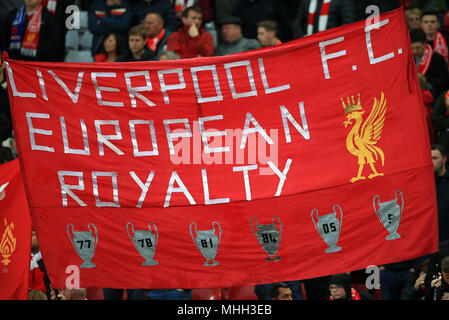 Anfield, Liverpool, Großbritannien. 24 Apr, 2018. UEFA Champions League Fußball, Halbfinale, 1 Bein, Liverpool gegen AS Roma, Liverpool Fans auf den Kop zeigen ihre europäischen Cup und Champions League banner Credit: Aktion plus Sport/Alamy leben Nachrichten Stockfoto