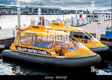Gelbe Taxis in Darling Harbour in Sydney, New South Wales, Australien. Stockfoto