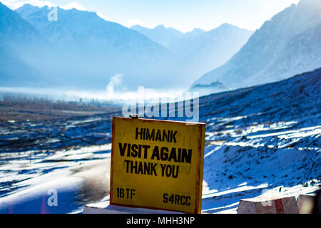 HIMANK - das Schild Vorstand begrüßt ' BESUCH WIEDER DANKE '. Stein Meilenstein befindet sich in Ladakh Region von Jammu und Kaschmir, Indien. Stockfoto