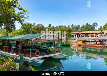 Bohol, Philippinen, 19. April 2018 schwimmenden Restaurants am Fluss am Loboc Stockfoto